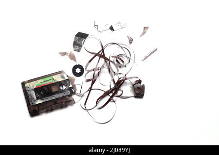 Dies zeigt ein bekanntes Problem mit den altmodischen Kompaktkassetten: Das Band, das früher herauskam, machte die Kassette nutzlos. Vintage Compact cass Stockfoto