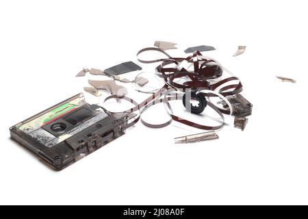 Dies zeigt ein bekanntes Problem mit den altmodischen Kompaktkassetten: Das Band, das früher herauskam, machte die Kassette nutzlos. Vintage Compact cass Stockfoto