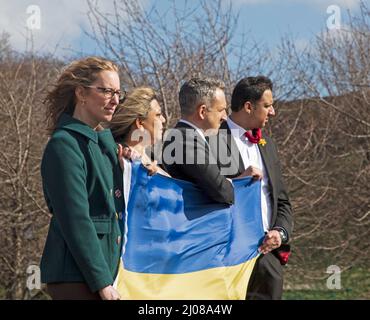 Holyrood, schottisches Parlament, Edinburgh, Schottland, Großbritannien. 17.. März 2022. Protest „Wir verurteilen die rechtswidrige russische Invasion in dieses demokratische Land“. Zu den Rednern in Solidarität mit dem ukrainischen Volk gehören Lorna Slater MSP - Co-Vorsitzende der schottischen Grünen Partei, Kaukab Stewart MSP, Anas Sarwar MSP - Vorsitzende der schottischen Arbeiterpartei - Alex Cole-Hamilton MSP - Vorsitzender der schottischen Liberaldemokraten, Stockfoto