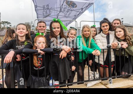 Bantry, West Cork, Irland. 17. März 2022. Die Stadt Bantry veranstaltete heute ihre erste Parade zum St. Patrick's Day seit zwei Jahren und Hunderte von Menschen schauten sich die Feierlichkeiten an. Tänzer von Scoil Rince Carney dance scholl in Bantry führten irischen Tanz auf der Bühne auf. Quelle: AG News/Alamy Live News Stockfoto