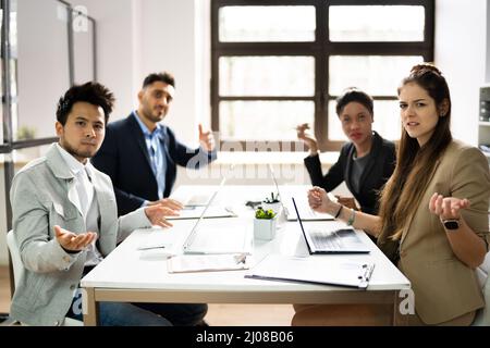 Verärgerte Führungskräfte Am Arbeitsplatz Beschweren Sich. Arbeiterkampf Stockfoto