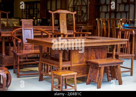 Stuhl- und Tischset mit Mahagonimöbeln im chinesischen Stil Stockfoto