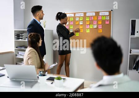 Agiles Geschäftsteam Mit Kanban Task Board Stockfoto