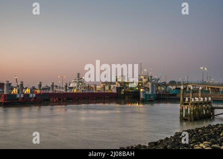 Den Helder, Niederlande. März 2022. Der Terminal der Fähre nach Texel bei Sonnenaufgang. Hochwertige Fotos Stockfoto