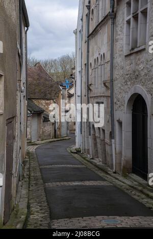 Chablis, Frankreich - 23. Februar 2022: Chablis ist eine Stadt in der Bourgogne-Franche-Comte, die für ihren französischen Weißwein berühmt ist. Wolkiger Wintertag. Selektiv f Stockfoto