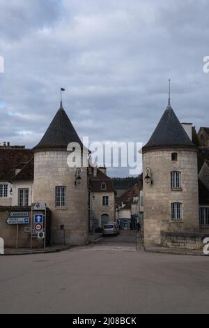 Chablis, Frankreich - 23. Februar 2022: Chablis ist eine Stadt in der Bourgogne-Franche-Comte, die für ihren französischen Weißwein berühmt ist. Wolkiger Wintertag. Selektiv f Stockfoto