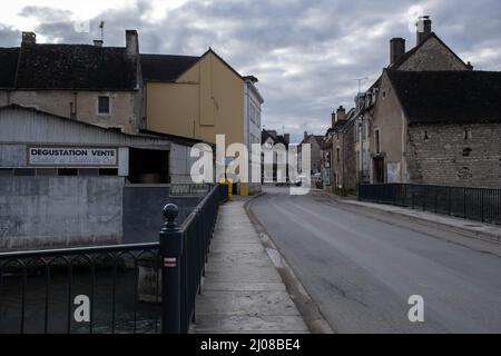 Chablis, Frankreich - 23. Februar 2022: Chablis ist eine Stadt in der Bourgogne-Franche-Comte, die für ihren französischen Weißwein berühmt ist. Wolkiger Wintertag. Selektiv f Stockfoto