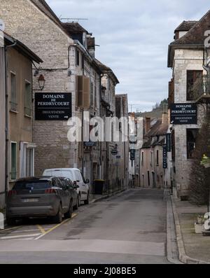 Chablis, Frankreich - 23. Februar 2022: Chablis ist eine Stadt in der Bourgogne-Franche-Comte, die für ihren französischen Weißwein berühmt ist. Wolkiger Wintertag. Selektiv f Stockfoto