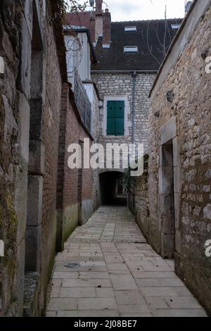 Chablis, Frankreich - 23. Februar 2022: Chablis ist eine Stadt in der Bourgogne-Franche-Comte, die für ihren französischen Weißwein berühmt ist. Wolkiger Wintertag. Selektiv f Stockfoto