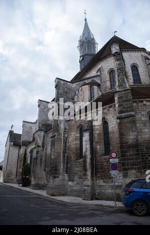 Chablis, Frankreich - 23. Februar 2022: Chablis ist eine Stadt in der Bourgogne-Franche-Comte, die für ihren französischen Weißwein berühmt ist. Wolkiger Wintertag. Selektiv f Stockfoto