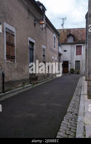 Chablis, Frankreich - 23. Februar 2022: Chablis ist eine Stadt in der Bourgogne-Franche-Comte, die für ihren französischen Weißwein berühmt ist. Wolkiger Wintertag. Selektiv f Stockfoto