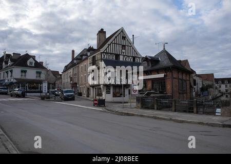 Chablis, Frankreich - 23. Februar 2022: Chablis ist eine Stadt in der Bourgogne-Franche-Comte, die für ihren französischen Weißwein berühmt ist. Wolkiger Wintertag. Selektiv f Stockfoto