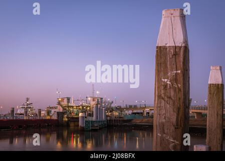 Den Helder, Niederlande. März 2022. Der Terminal der Fähre nach Texel bei Sonnenaufgang. Hochwertige Fotos Stockfoto