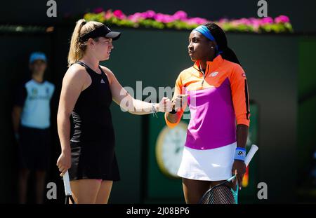 Cori Gauff aus den Vereinigten Staaten und Catherine McNally aus den Vereinigten Staaten spielen Doppel beim 2022 BNP Paribas Open, WTA 1000 Tennisturnier am 16. März 2022 im Indian Wells Tennis Garden in Indian Wells, USA - Foto: Rob Prange/DPPI/LiveMedia Stockfoto