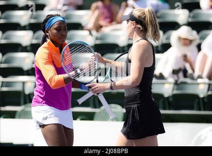 Cori Gauff aus den Vereinigten Staaten und Catherine McNally aus den Vereinigten Staaten spielen Doppel beim 2022 BNP Paribas Open, WTA 1000 Tennisturnier am 16. März 2022 im Indian Wells Tennis Garden in Indian Wells, USA - Foto: Rob Prange/DPPI/LiveMedia Stockfoto