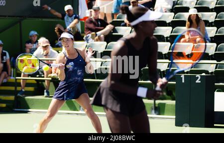 Ena Shibahara aus Japan spielt am 16. März 2022 im Indian Wells Tennis Garden in Indian Wells, USA, beim WTA 1000-Tennisturnier 2022 im Doppel - Foto: Rob Prange/DPPI/LiveMedia Stockfoto