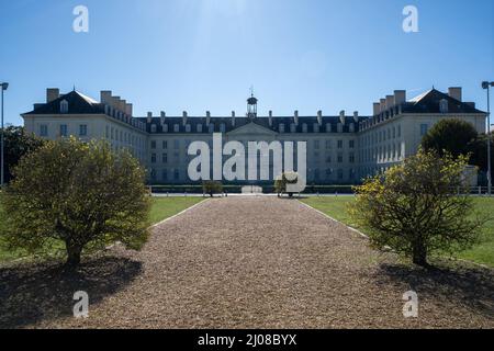 Saumur, Frankreich - 26. Februar 2022: Der amerikanische Panzerjäger M10 steht gegenüber der Kavallerieschule von Saumur im Centre-Val de Loire. So Stockfoto