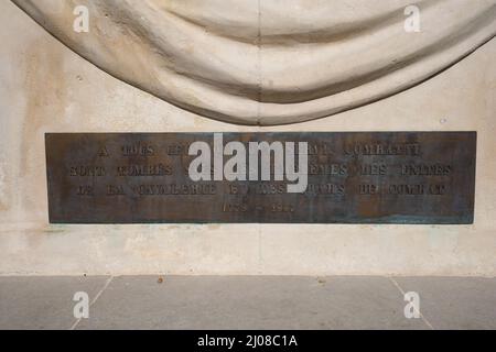 Saumur, Frankreich - 26. Februar 2022: Der amerikanische Panzerjäger M10 steht gegenüber der Kavallerieschule von Saumur im Centre-Val de Loire. So Stockfoto