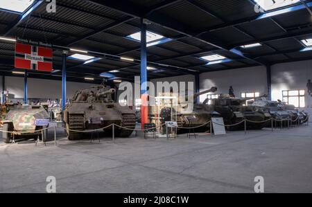 Saumur, Frankreich - 26. Februar 2022: Deutsche gepanzerte Fahrzeuge und Waffen im Panzermuseum in Saumur (Musée des Blindes). Zweiter Weltkrieg exhibitio Stockfoto