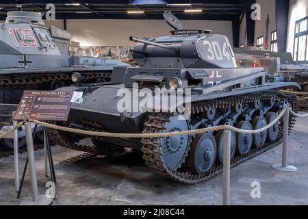 Saumur, Frankreich - 26. Februar 2022: Deutscher Panzer II (SD. Kfz. L 121, S. Panzermuseum in Saumur (Musée des Blindes). Ausstellung zum zweiten Weltkrieg. Selektiv Stockfoto