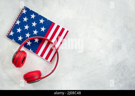 Notebook mit USA-Flagge und Kopfhörern. Konzept des Englischunterrichts Stockfoto