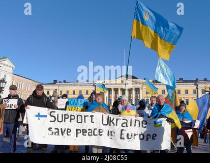 Helsinki, Finnland - 26. Februar 2022: Demonstranten bei einer Kundgebung gegen Russlands militärische Aggression und Besetzung der Ukraine mit Unterstützung Ukrain Stockfoto