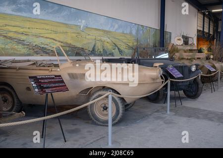 Saumur, Frankreich - 26. Februar 2022: Deutsches Trippelwagen (Amphibienfahrzeug). Panzermuseum in Saumur (Musée des Blindes). Ausstellung zum zweiten Weltkrieg. Stockfoto