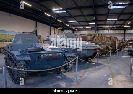 Saumur, Frankreich - 26. Februar 2022: Deutsche gepanzerte Fahrzeuge und Waffen im Panzermuseum in Saumur (Musée des Blindes). Zweiter Weltkrieg exhibitio Stockfoto