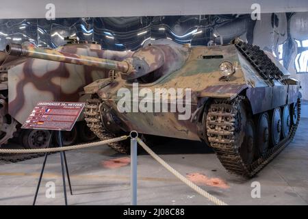 Saumur, Frankreich - 26. Februar 2022: Deutscher Jagdpanzer 38t Hetzer (Jagdpanzer). Panzermuseum in Saumur (Musée des Blindes). Ausstellung zum zweiten Weltkrieg Stockfoto