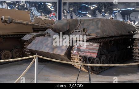 Saumur, Frankreich - 26. Februar 2022: Deutscher Jagdpanzer IV Ausf. F (Jagdpanzer SD. Kfz. L 162, S. Panzermuseum in Saumur (Musée des Blindes). Zweite Wor Stockfoto