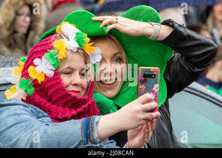 Belfast, Großbritannien. 17. März 2022. 17. Tausende von Menschen säumten die Straßen im Stadtzentrum von Belfast, um den St. Patricks Day zu feiern. Kredit: Bonzo/Alamy Live Nachrichten Stockfoto
