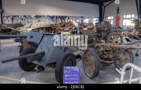 Saumur, Frankreich - 26. Februar 2022: Deutsche gepanzerte Fahrzeuge und Waffen im Panzermuseum in Saumur (Musée des Blindes). Zweiter Weltkrieg exhibitio Stockfoto