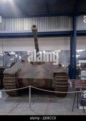 Saumur, Frankreich - 26. Februar 2022: Deutscher Jagdpanzer V (Jagdpanther Jagdpanzer SD. Kfz. L 173, S. Panzermuseum in Saumur (Musée des Blindes). Zweitens Stockfoto