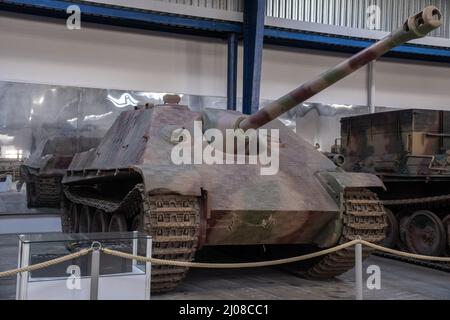 Saumur, Frankreich - 26. Februar 2022: Deutscher Jagdpanzer V (Jagdpanther Jagdpanzer SD. Kfz. L 173, S. Panzermuseum in Saumur (Musée des Blindes). Zweitens Stockfoto