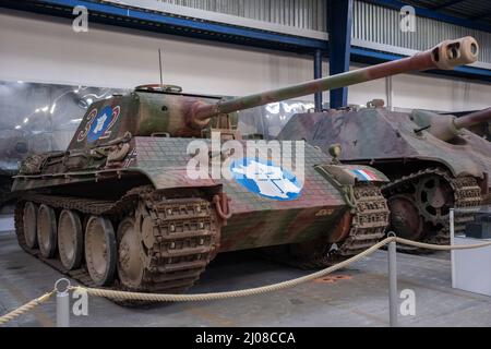 Saumur, Frankreich - 26. Februar 2022: Deutscher Tiger II oder Königstiger (Panzer VI Ausf. B). Panzermuseum in Saumur (Musée des Blindes). Zweiter Weltkrieg ex Stockfoto