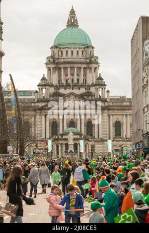 Belfast, Großbritannien. 17. März 2022. 17. Tausende von Menschen säumten die Straßen im Stadtzentrum von Belfast, um den St. Patricks Day zu feiern. Kredit: Bonzo/Alamy Live Nachrichten Stockfoto