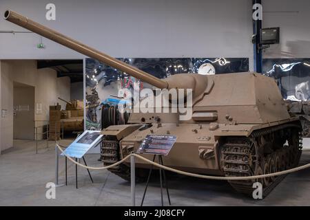 Saumur, Frankreich - 26. Februar 2022: Deutscher Jagdpanzer IV 70A (Jagdpanzer). Panzermuseum in Saumur (Musée des Blindes). Ausstellung zum zweiten Weltkrieg Stockfoto