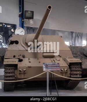 Saumur, Frankreich - 26. Februar 2022: Deutscher Jagdpanzer IV 70A (Jagdpanzer). Panzermuseum in Saumur (Musée des Blindes). Ausstellung zum zweiten Weltkrieg Stockfoto