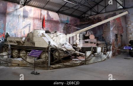 Saumur, Frankreich - 26. Februar 2022: Sowjetische SU 100 (Jagdpanzer). Panzermuseum in Saumur (Musée des Blindes). Ausstellung zum zweiten Weltkrieg. Selektiv Stockfoto