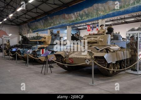 Saumur, Frankreich - 26. Februar 2022: Verbündete gepanzerte Fahrzeuge und Waffen im Panzermuseum in Saumur (Musée des Blindes). Zweiter Weltkrieg exhibitio Stockfoto