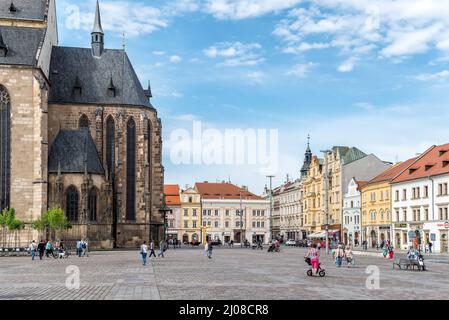 Pilsen, Tschechische Republik - 12 2019. Mai: St. Bartholomäus-Kathedrale auf dem Platz der Republik Stockfoto