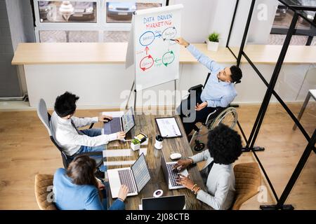 Person Mit Behinderung Bei Der Präsentation Im Bildungsmeeting Stockfoto