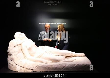 Christie's Sale & Juli 2022 ... Eine BAHNBRECHENDE WIEDERENTDECKUNG: ANTONIO CANOVA’S VERLORENES MEISTERWERK ‘Liegerad Magdalene’ Christie’s London, 7. Juli 2022 Antonio Canova (1757-1822) Maddalena Giacente (Liegerad Magdalene) 1819-1822, ist das verlorene Meisterwerk des italienischen titanen, das er kurz vor seinem Tod vollendete (Schätzung: £5.000.000-8.000.000). In den letzten 100 Jahren zufällig zu einer Kunstwelt ‘schlafende Schönheit’ geworden – ihre Autorenschaft wurde allmählich vergessen und ihr Verbleib unbekannt –, diese herausragende Skulptur der Maria Magdalena in Ekstase. Stockfoto