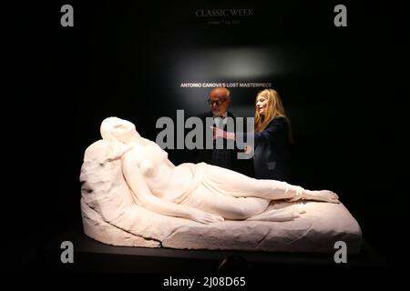 Christie's Sale & Juli 2022 ... Eine BAHNBRECHENDE WIEDERENTDECKUNG: ANTONIO CANOVA’S VERLORENES MEISTERWERK ‘Liegerad Magdalene’ Christie’s London, 7. Juli 2022 Antonio Canova (1757-1822) Maddalena Giacente (Liegerad Magdalene) 1819-1822, ist das verlorene Meisterwerk des italienischen titanen, das er kurz vor seinem Tod vollendete (Schätzung: £5.000.000-8.000.000). In den letzten 100 Jahren zufällig zu einer Kunstwelt ‘schlafende Schönheit’ geworden – ihre Autorenschaft wurde allmählich vergessen und ihr Verbleib unbekannt –, diese herausragende Skulptur der Maria Magdalena in Ekstase. Stockfoto