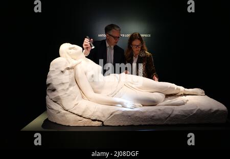 Christie's Sale & Juli 2022 ... Eine BAHNBRECHENDE WIEDERENTDECKUNG: ANTONIO CANOVA’S VERLORENES MEISTERWERK ‘Liegerad Magdalene’ Christie’s London, 7. Juli 2022 Antonio Canova (1757-1822) Maddalena Giacente (Liegerad Magdalene) 1819-1822, ist das verlorene Meisterwerk des italienischen titanen, das er kurz vor seinem Tod vollendete (Schätzung: £5.000.000-8.000.000). In den letzten 100 Jahren zufällig zu einer Kunstwelt ‘schlafende Schönheit’ geworden – ihre Autorenschaft wurde allmählich vergessen und ihr Verbleib unbekannt –, diese herausragende Skulptur der Maria Magdalena in Ekstase. Stockfoto