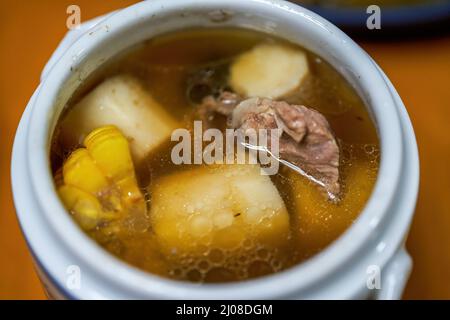 Eine Schüssel mit köstlichem kantonesischem Eintopf und einer Suppe mit Yam-geschmorten Schweinerippchen Stockfoto