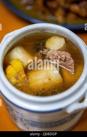 Eine Schüssel mit köstlichem kantonesischem Eintopf und einer Suppe mit Yam-geschmorten Schweinerippchen Stockfoto