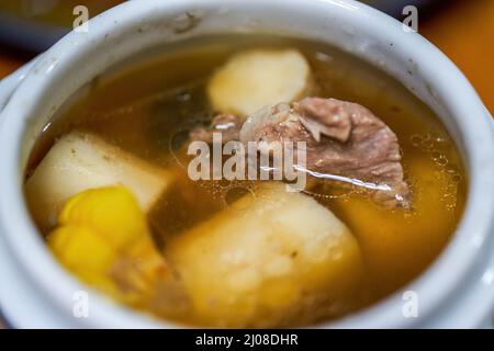 Eine Schüssel mit köstlichem kantonesischem Eintopf und einer Suppe mit Yam-geschmorten Schweinerippchen Stockfoto