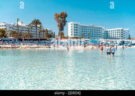 Ayia Napa, Zypern - 21. April 2018: Überfüllter, weltberühmter Nissi-Strand Stockfoto