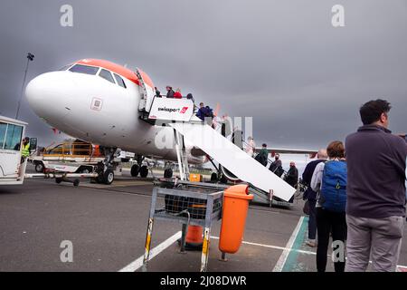 Easy Jet Airbus 320 am Flughafen Belfast Stockfoto